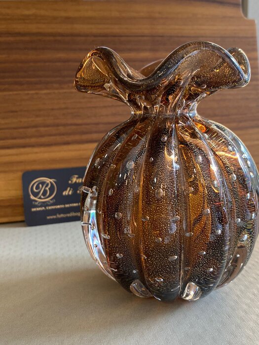 Vaso de Decoração em Murano Linha Trouxinha Marrom c/ pó de Ouro- Muranos Gileno